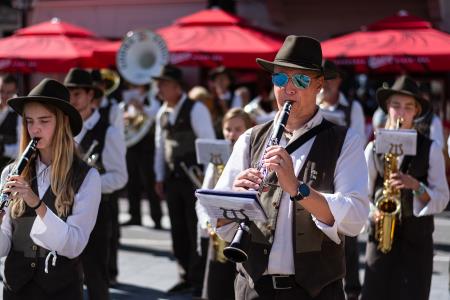 S soncem obsijan drugi festivalski dan 50. Dnevov narodnih noš in oblačilne dediščine v Kamniku (76)